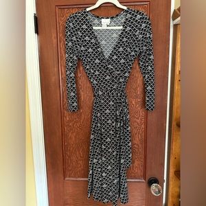 Sz 6 black and white Donna Morgan wrap dress